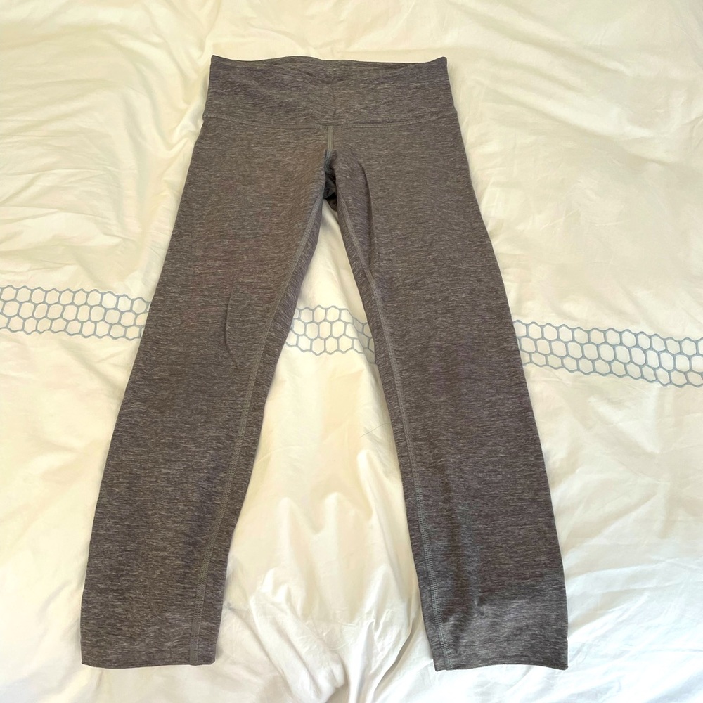 Lululemon size 4 heathered grey 3/4 length leggings